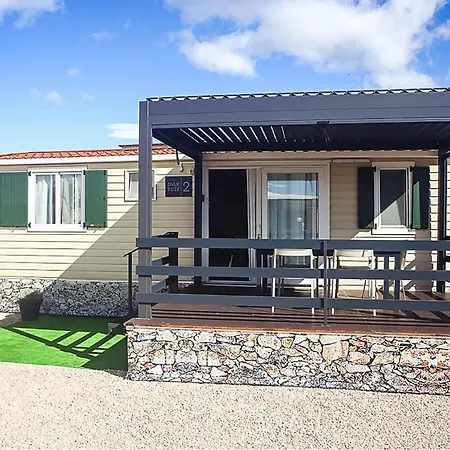 3 Bedroom Stacaravan In אתר קמפינג