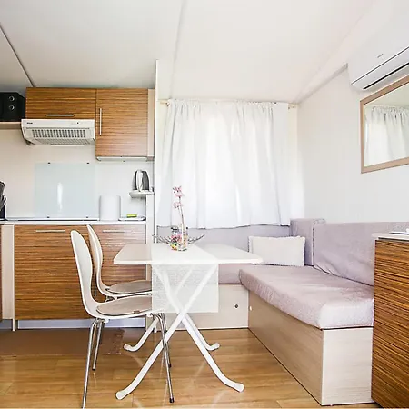 Gorgeous Stacaravan In With Wifi Drniš