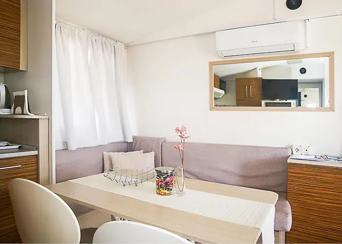 3 Bedroom Stacaravan In אתר קמפינג Drniš