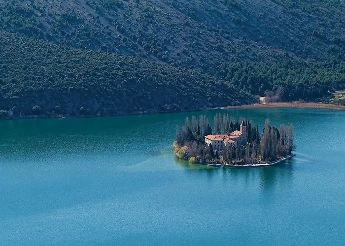 3 Bedroom Stacaravan In Camping Drniš