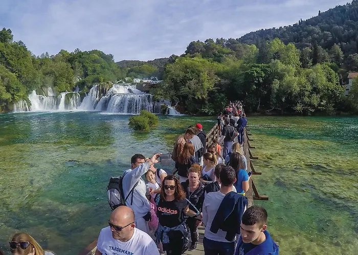 Kamp alanı 3 Bedroom Stacaravan In